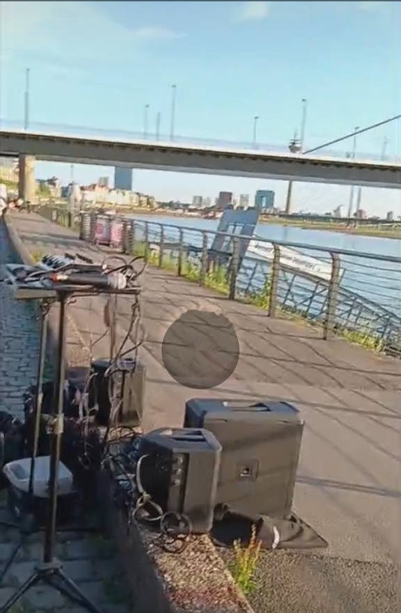 Mobiles Soundsystem am Rheinufer unter der Brücke