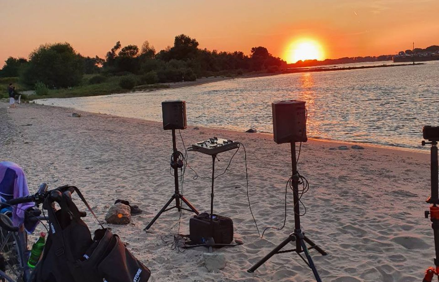 Mobiles DJ-Setup am Strand bei Sonnenuntergang