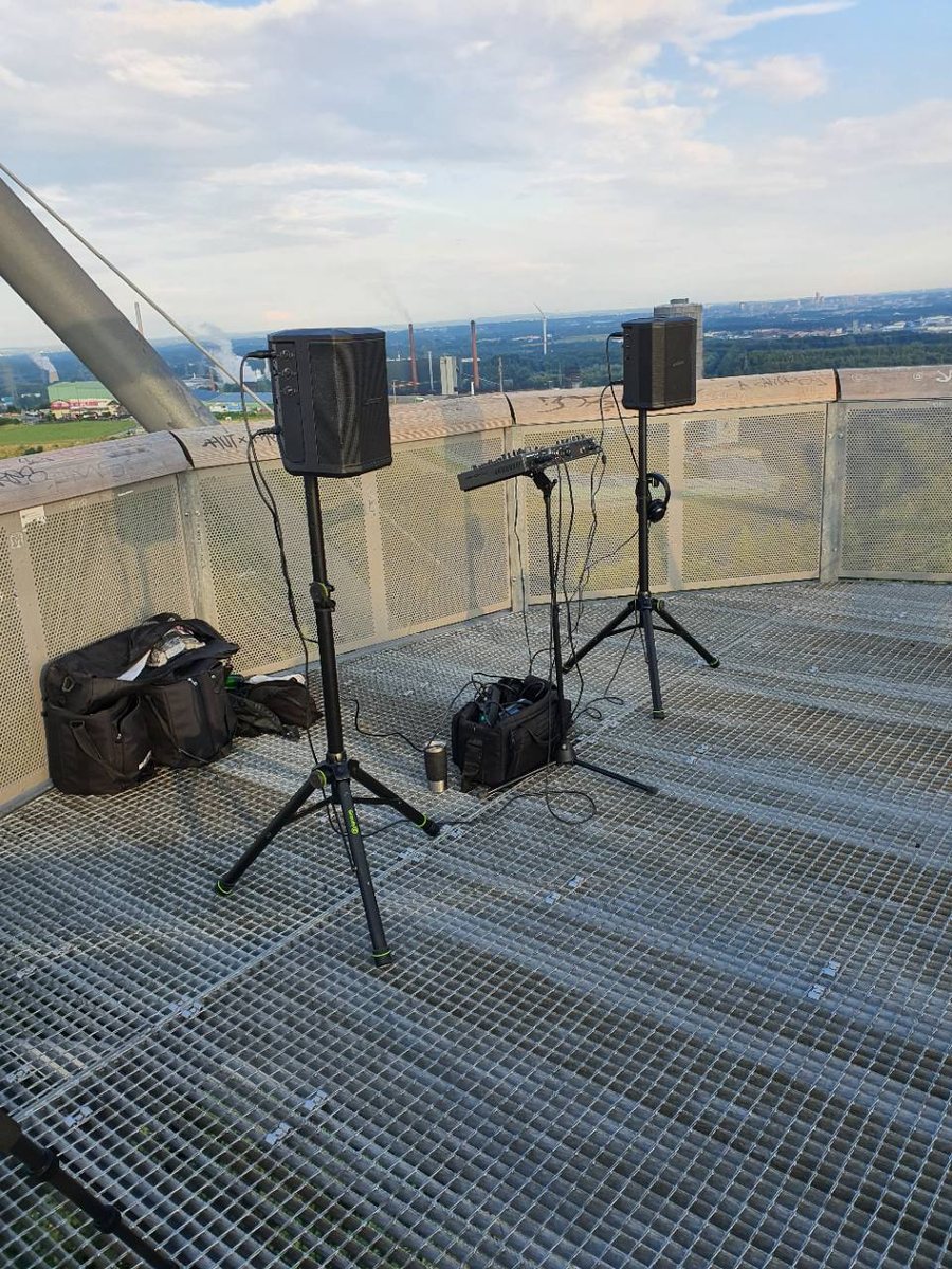 Mobiles DJ-Setup auf einer Aussichtsplattform
