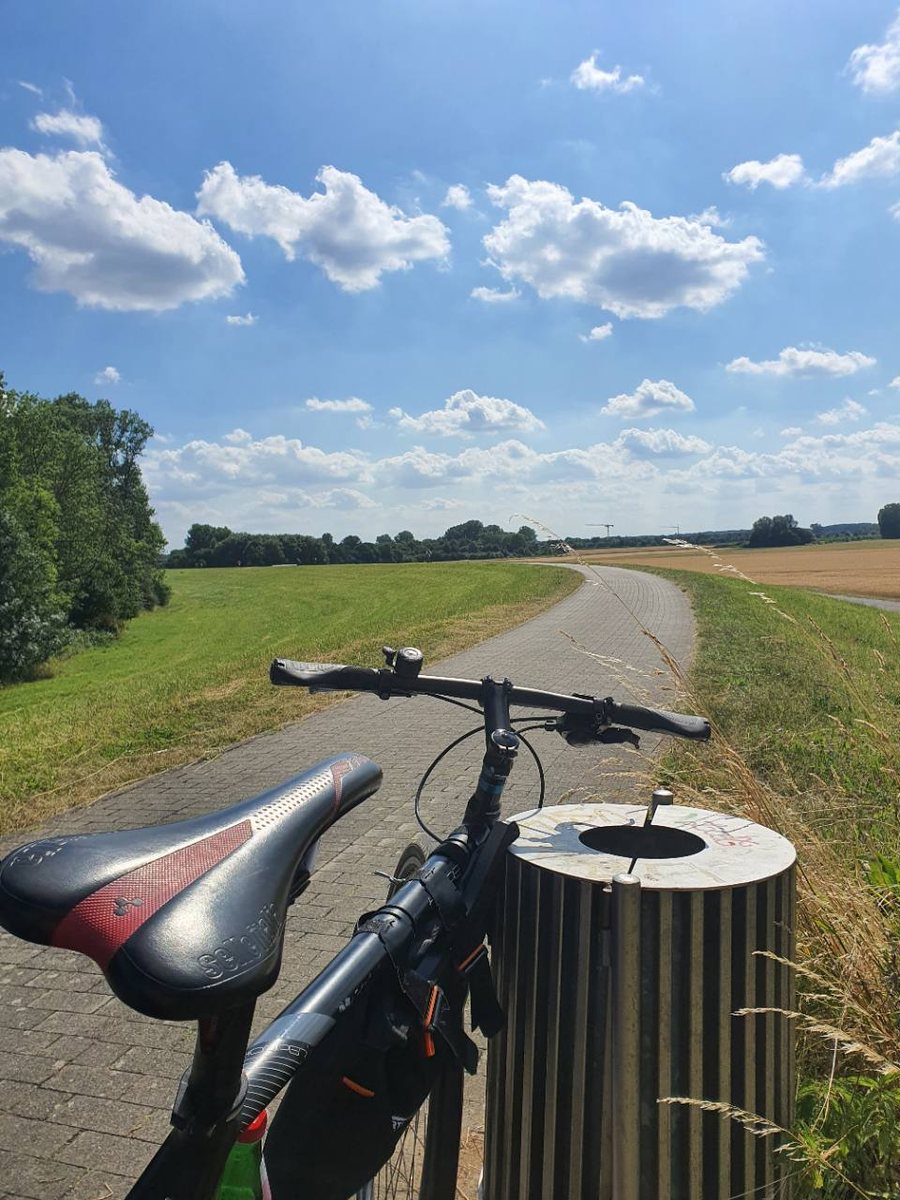 Fahrrad mit mobilem Soundsystem auf offener Strecke