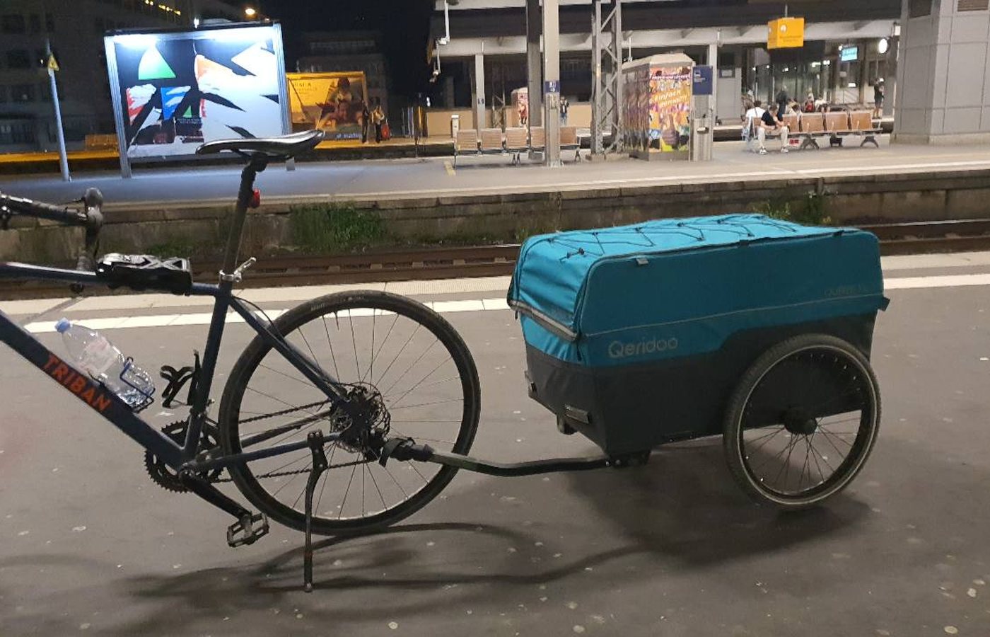 Fahrrad mit Bassnomade Anhaenger nachts am Bahnhof